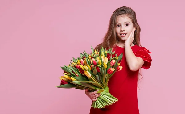 Linda Niña Sonriente Holdi Aislado Sobre Fondo Rosa Niñita Ramo — Foto de Stock