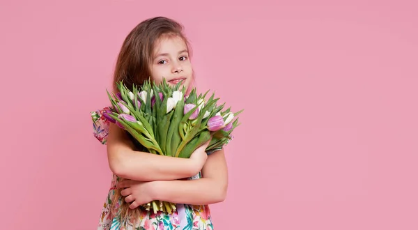 Bonito Sorridente Menina Segurando Buquê Flores Primavera Tulipas Isoladas Fundo — Fotografia de Stock