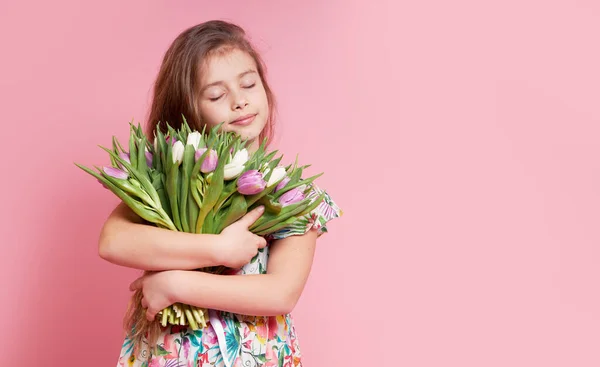 Linda Niña Sonriente Sosteniendo Ramo Flores Primavera Tulipanes Aislados Sobre — Foto de Stock