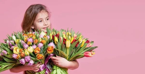 Linda Niña Sonriente Sosteniendo Ramo Flores Primavera Tulipanes Aislados Sobre — Foto de Stock