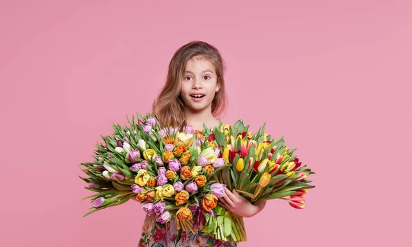 Bonito Sorridente Menina Segurando Buquê Flores Primavera Tulipas Isoladas Fundo — Fotografia de Stock