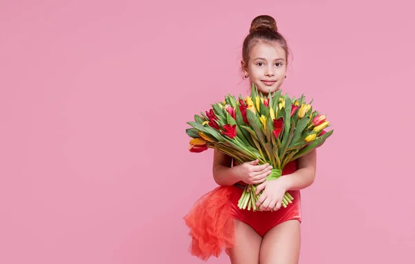 Cute Uśmiechnięte Dziecko Dziewczyna Gospodarstwa Bukiet Wiosennych Kwiatów Tulipany Izolowane — Zdjęcie stockowe