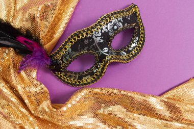 Mardi Gras 'nın renkli maskeleri ya da mor arka planda karnaval maskeleri. Venedik maskeleri ve tüyleri