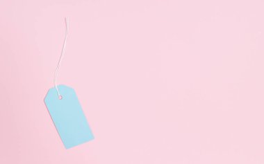 Pembe arka plandaki notlar için mavi kağıt etiket. Yukarıdan bak. Tasarım şablonu.