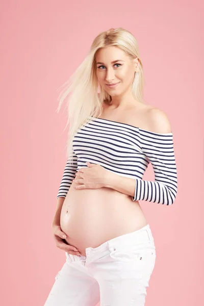 Une Femme Enceinte Heureuse Touche Ventre Portrait Mère Enceinte Caressant — Photo