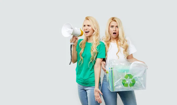 自然への配慮 緑のTシャツにメガホンを持つ若いアメリカ人女性がペットボトルや廃棄物の箱を持っています ボランティアがゴミをまとめ リサイクルに運ぶ — ストック写真