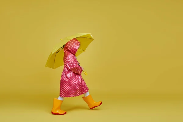 Menina Alegre Com Guarda Chuva Amarelo Capa Chuva Vermelha Fundo — Fotografia de Stock