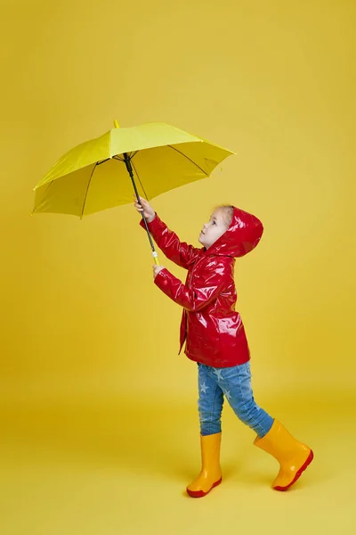 Menina Alegre Com Guarda Chuva Amarelo Capa Chuva Vermelha Fundo — Fotografia de Stock