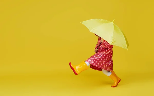 Menina Alegre Com Guarda Chuva Amarelo Capa Chuva Vermelha Fundo — Fotografia de Stock