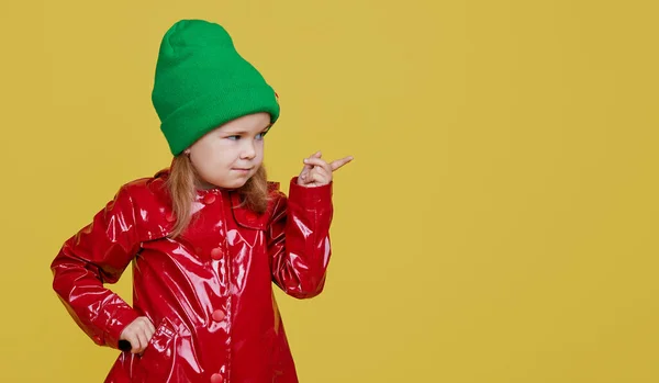 Menina Bonito Elegante Criança Capa Chuva Vermelha Chapéu Verde Fundo — Fotografia de Stock