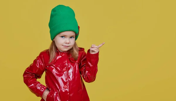 Menina Bonito Elegante Criança Capa Chuva Vermelha Chapéu Verde Fundo — Fotografia de Stock