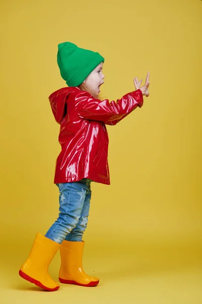 Jolie Petite Fille Élégante Imperméable Rouge Chapeau Vert Sur Fond — Photo