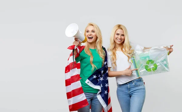 Troska Naturę Młode Amerykańskie Kobiety Megafonem Zielonej Koszulce Trzymają Pudełko — Zdjęcie stockowe