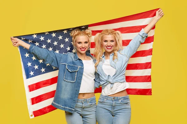 Amerikanska Flickor Glada Unga Kvinnor Denim Kläder Håller Usa Flagga — Stockfoto