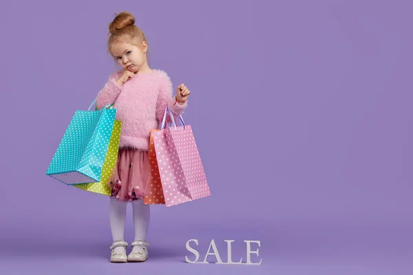 Venta Productos Para Niños Retrato Niña Divertida Sobre Fondo Púrpura — Foto de Stock