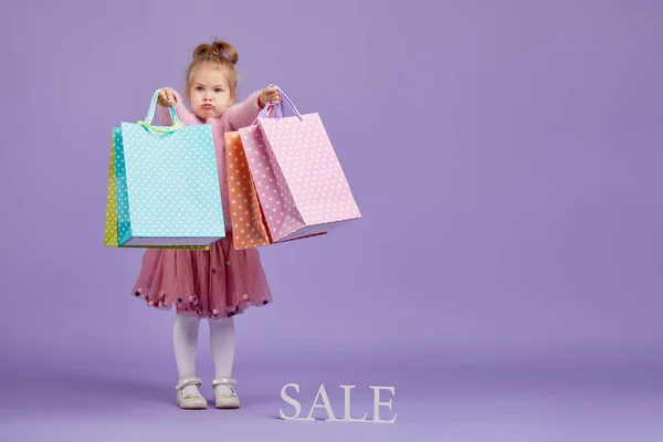 Venta Productos Para Niños Retrato Niña Divertida Sobre Fondo Púrpura — Foto de Stock