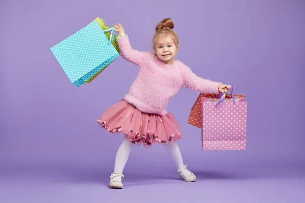 Venda Produtos Infantis Retrato Diversão Menina Fundo Roxo Segurando Sacos — Fotografia de Stock
