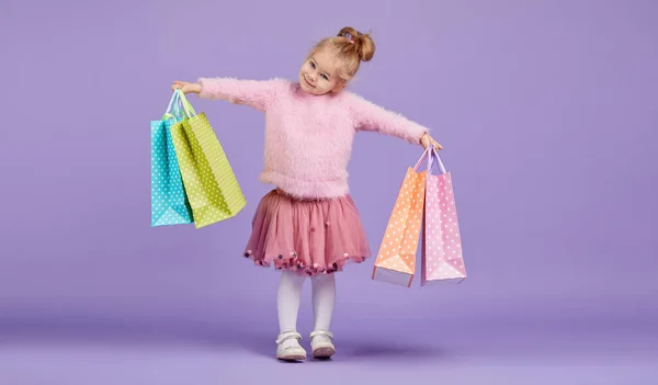 Venda Produtos Infantis Retrato Diversão Menina Fundo Roxo Segurando Sacos — Fotografia de Stock