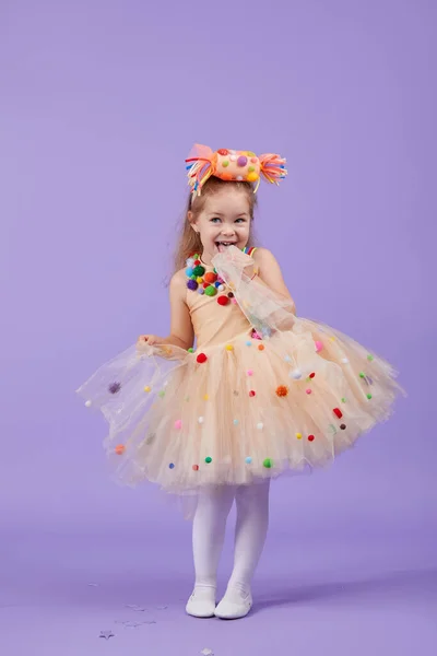 Festa Aniversário Crianças Máscaras Pequena Menina Criança Feliz Vestido Fantasia — Fotografia de Stock