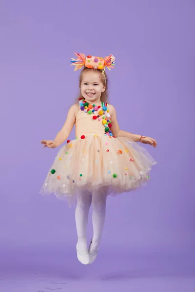 Festa Aniversário Crianças Máscaras Pequena Menina Criança Feliz Vestido Fantasia — Fotografia de Stock