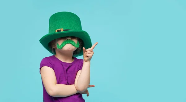 Petite Fille Drôle Vert Patricks Chapeau Avec Des Lunettes Trèfle — Photo