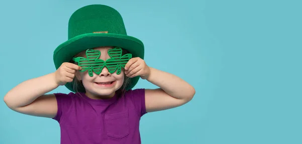 Petite Fille Drôle Vert Patricks Chapeau Avec Des Lunettes Trèfle — Photo