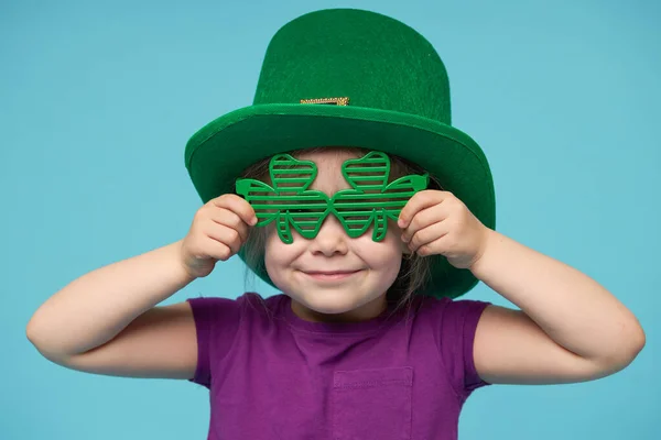 Petite Fille Drôle Vert Patricks Chapeau Avec Des Lunettes Trèfle — Photo