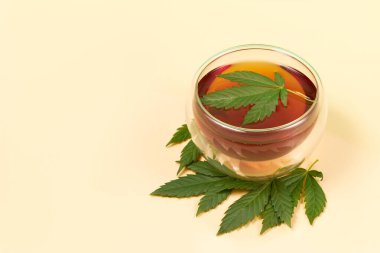 Esrar bitkisel çay ve marihuana yaprağı