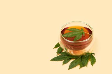 Esrar bitkisel çay ve marihuana yaprağı