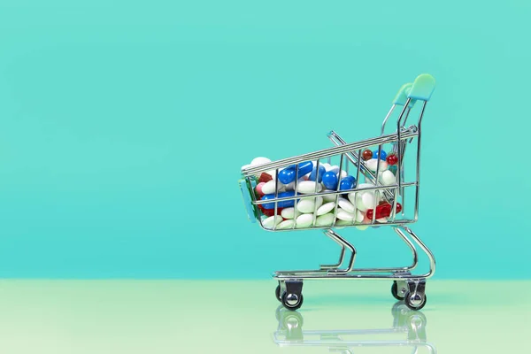 Miniatuur Winkelwagen Gevuld Met Pillen Tabletten Capsules Apotheek Winkelen Geneeskunde — Stockfoto