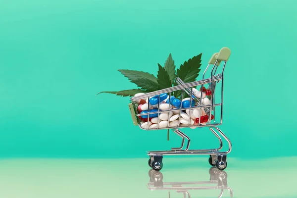 Miniatuur Winkelwagen Gevuld Met Pillen Tabletten Capsules Apotheek Winkelen Geneeskunde — Stockfoto