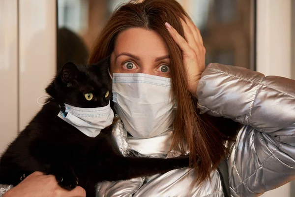 Una Joven Con Una Máscara Protectora Sostiene Gato Enmascarado Sus — Foto de Stock