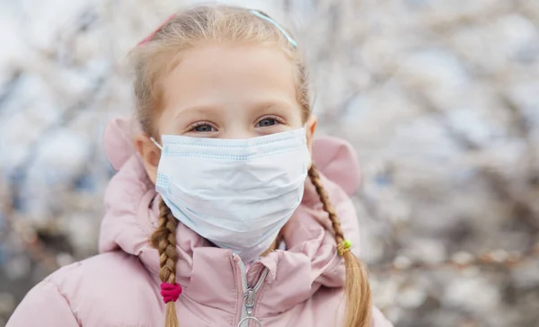 Karantina Musim Semi Coronavirus Dan Polusi Udara Gadis Kecil Mengenakan — Stok Foto