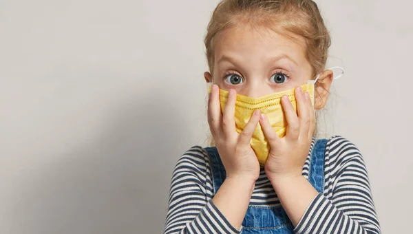 Niña Enferma Sorprendida Con Una Máscara Médica Protectora Que Sostiene — Foto de Stock