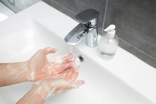 Bir Adam Ellerini Musluğun Altında Ile Antibakteriyel Sabunla Yıkıyor Koronavirüs — Stok fotoğraf