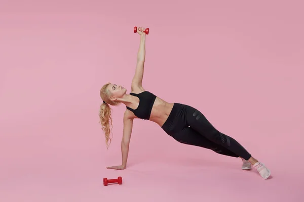 Fitness Dziewczyna Idealnie Szczupłe Dopasowane Mięśnie Treningu Ciała Hantlami Różowym — Zdjęcie stockowe