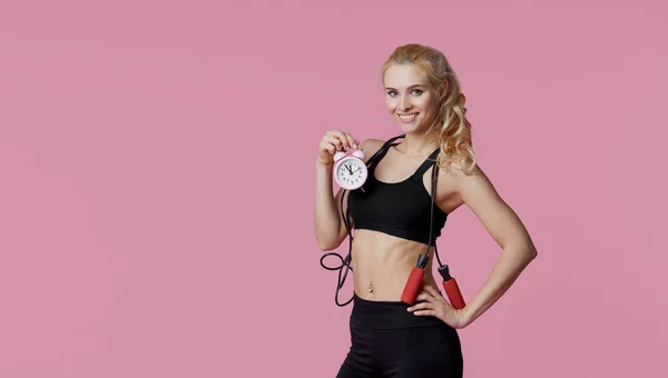 Time Fitness Shocked Young Sports Woman Coach Holds Pink Alarm — Stock Photo, Image