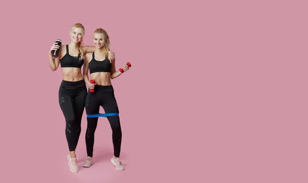 Mulheres Gêmeas Atléticas Praticando Exercício Agachamento Com Expansor Fitness Estúdio — Fotografia de Stock
