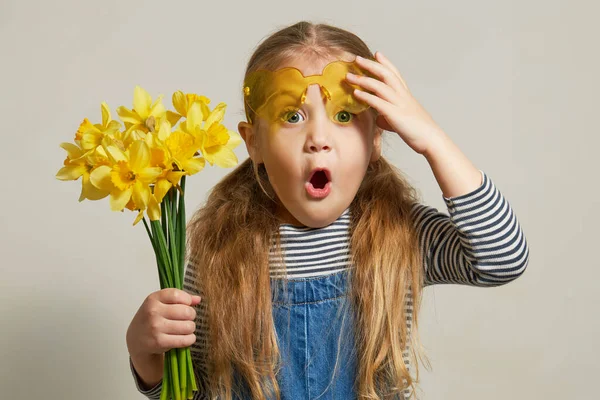 Petite Fille Surprise Chapeau Paille Avec Bouquet Fleurs Jaunes Maman — Photo