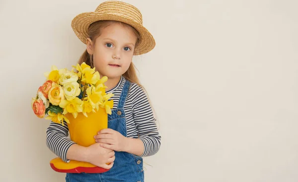 Niña Poco Sorprendida Sombrero Paja Con Ramo Flores Amarillas Una — Foto de Stock