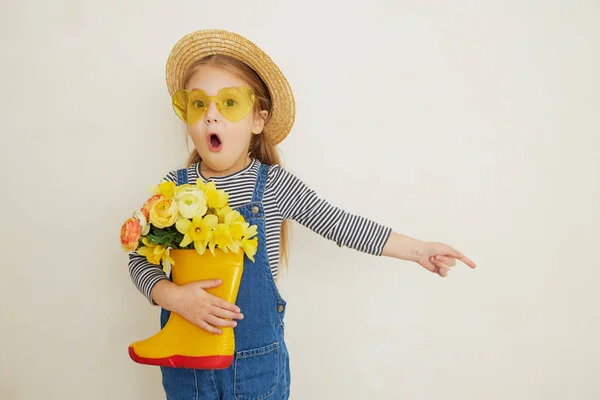 Niña Poco Sorprendida Sombrero Paja Con Ramo Flores Amarillas Una — Foto de Stock