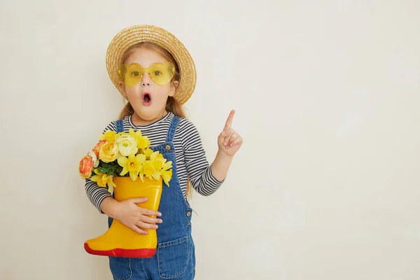 Petite Fille Surprise Chapeau Paille Avec Bouquet Fleurs Jaunes Dans — Photo