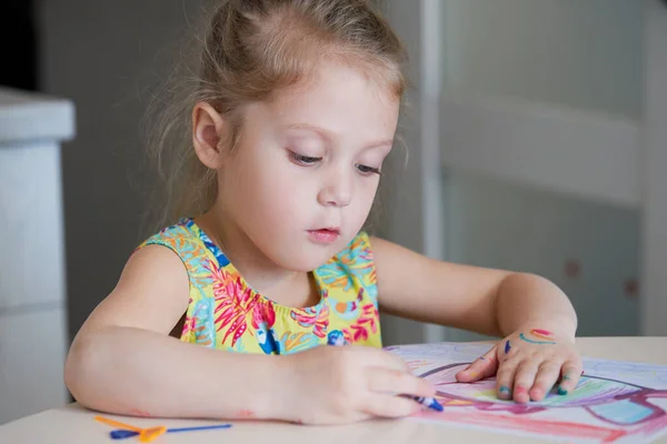 Die Kreativität Der Kinder Kleines Mädchen Zeichnet Hause Mit Wachsstiften — Stockfoto