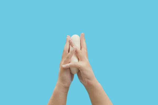 Hijyeni Kavramı Kadın Elleri Mavi Arka Planda Köpüklü Bakteriyel Sabun — Stok fotoğraf