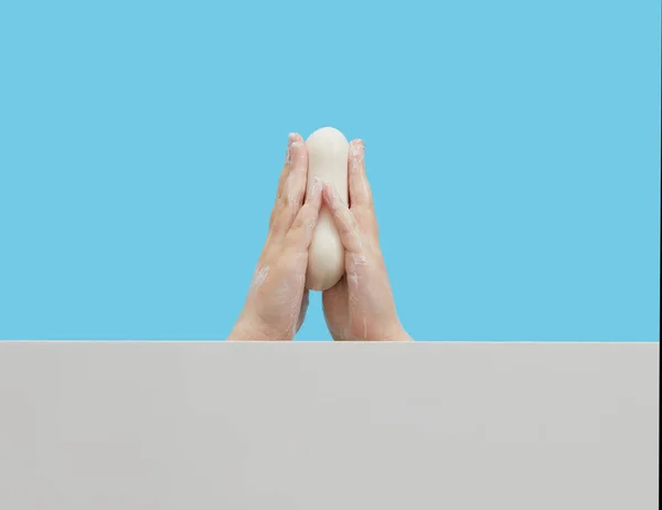 Händehygiene Konzept Kinderhände Halten Antibakterielle Seife Mit Schaum Auf Blauem — Stockfoto