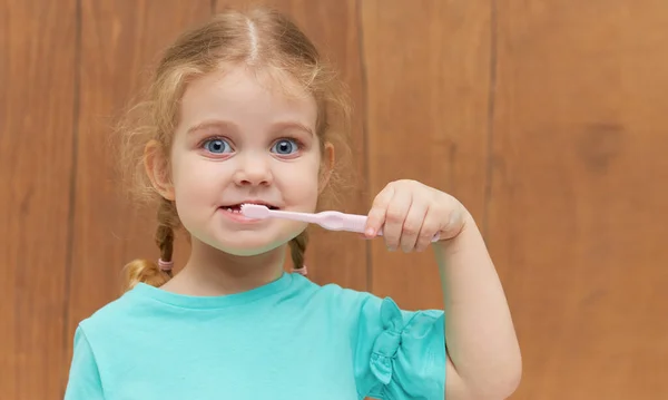 Higiene Oral Menina Pequena Escovando Dentes Com Uma Escova Dentes — Fotografia de Stock