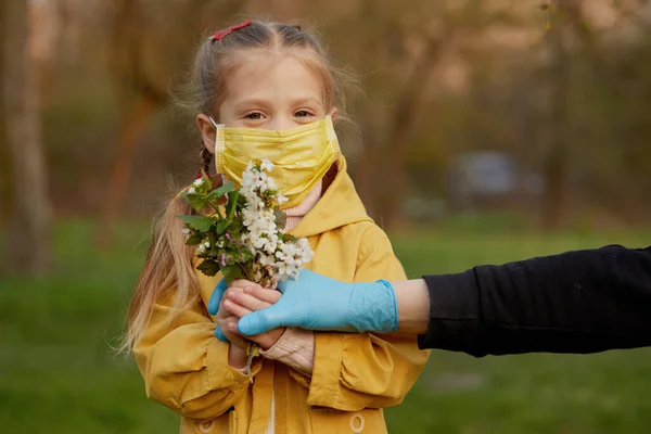 Gadis Kecil Bertopeng Pelindung Memegang Buket Bunga Musim Semi Taman — Stok Foto