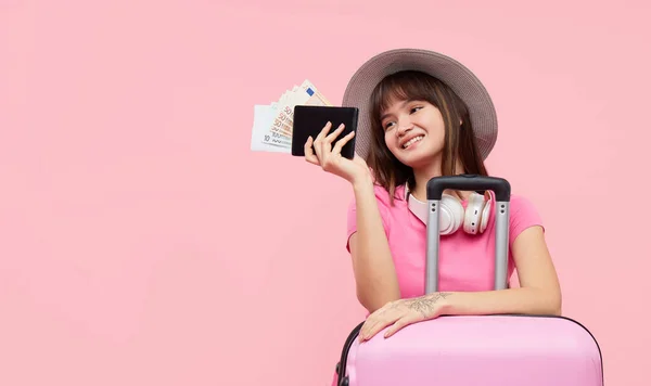 Jovem Asiática Turista Com Passaporte Bilhetes Avião Mala Rosa Sobre — Fotografia de Stock