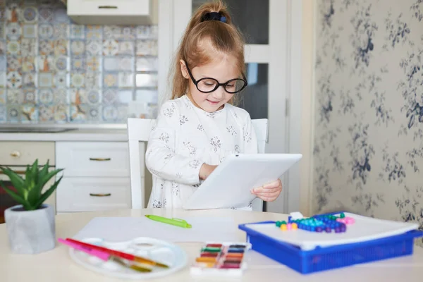 Online Education Concept Little Child Girl Using Laptop Distance Learning — Stock Photo, Image