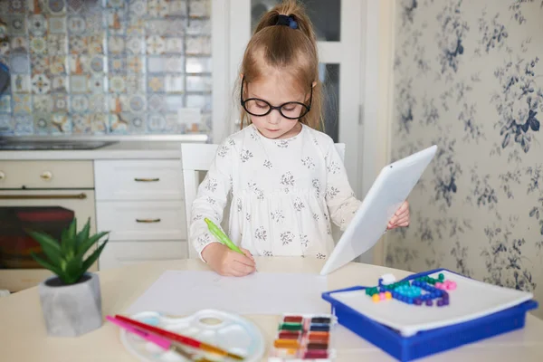 Online Bildungskonzept Kleines Mädchen Nutzt Laptop Für Fernunterricht Hause — Stockfoto